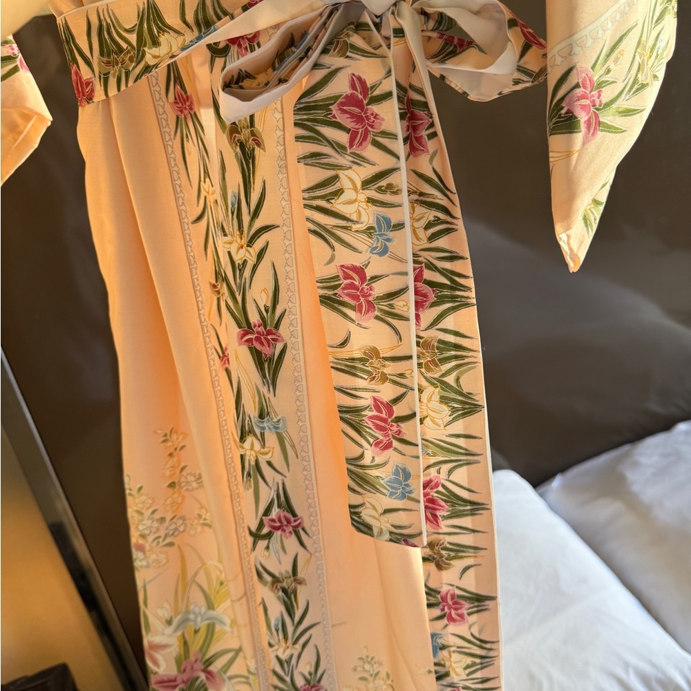Neiman Marcus peachy Cream Floral Wrap Dress for a queen - Picture 4 of 6